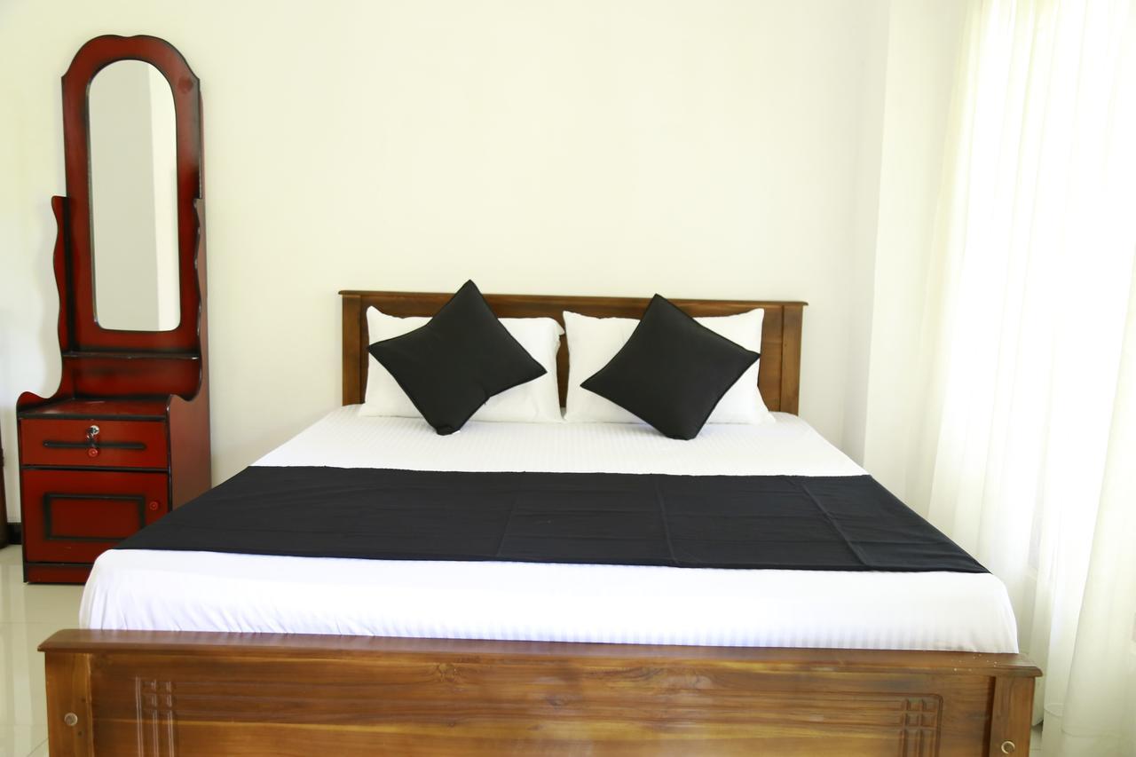 Layback Boutique Surf & Yoga Camp Sri Lanka Albergue Weligama Exterior foto