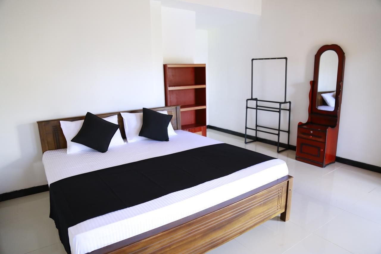 Layback Boutique Surf & Yoga Camp Sri Lanka Albergue Weligama Exterior foto