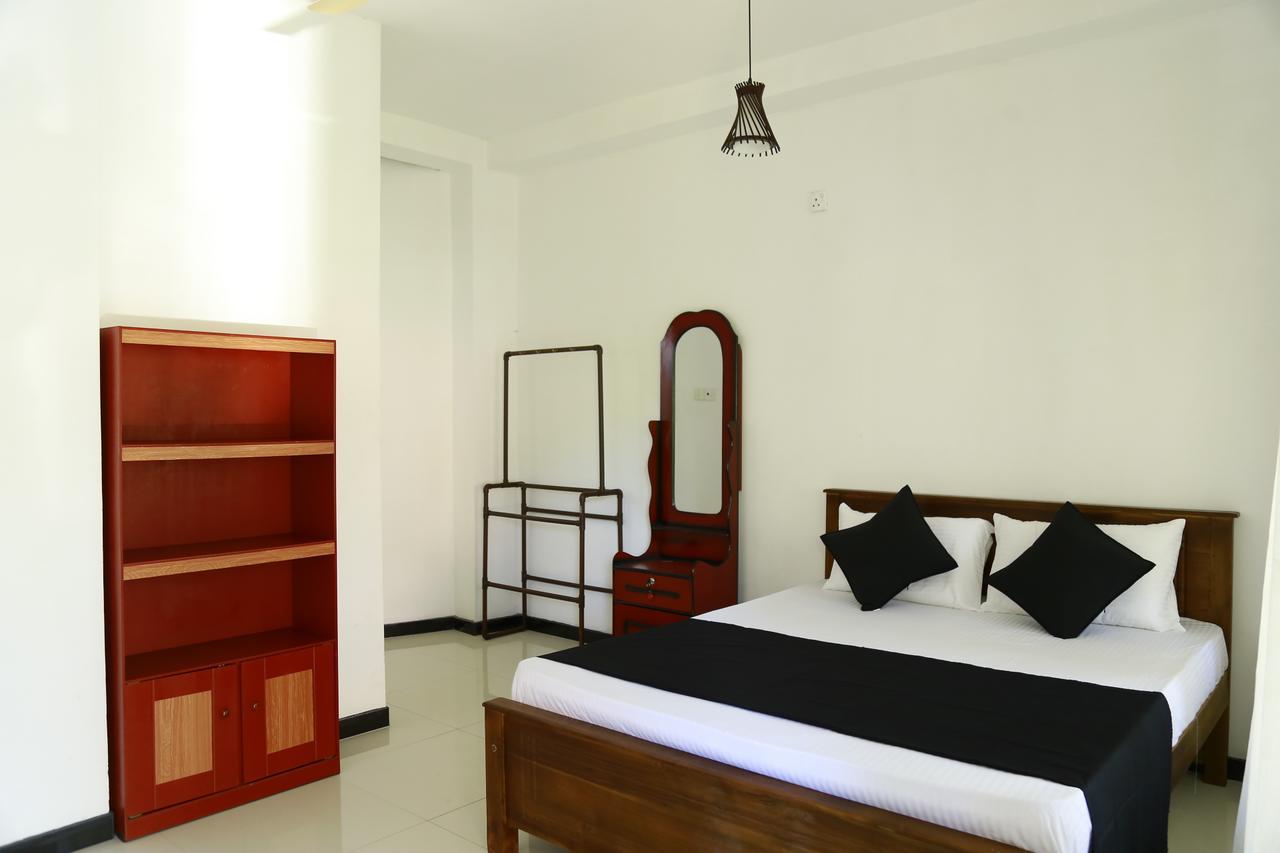 Layback Boutique Surf & Yoga Camp Sri Lanka Albergue Weligama Exterior foto