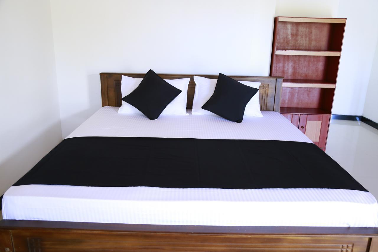 Layback Boutique Surf & Yoga Camp Sri Lanka Albergue Weligama Exterior foto