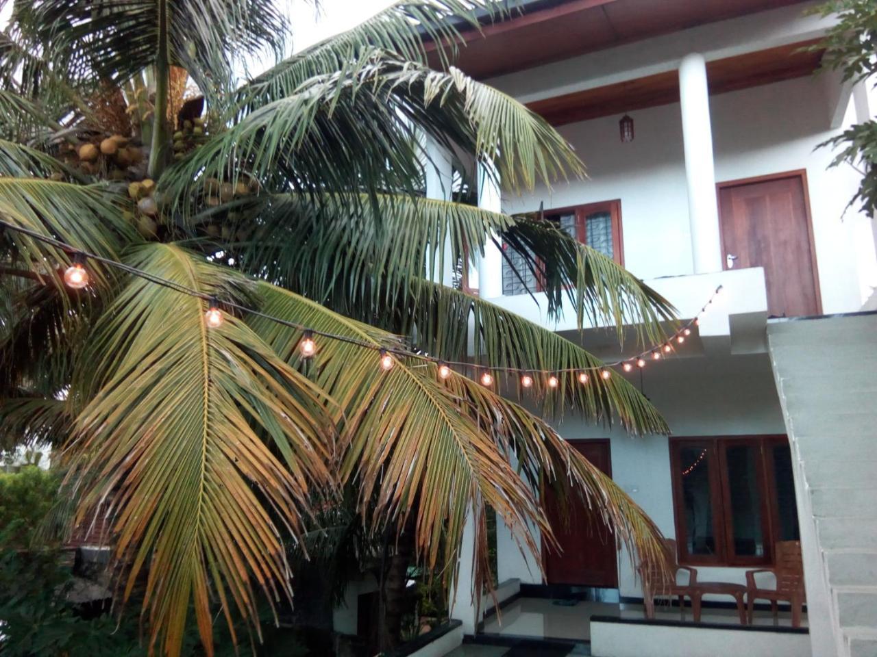 Layback Boutique Surf & Yoga Camp Sri Lanka Albergue Weligama Exterior foto