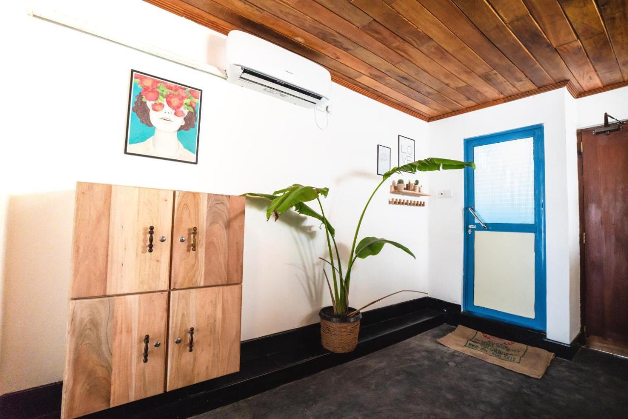 Layback Boutique Surf & Yoga Camp Sri Lanka Albergue Weligama Exterior foto