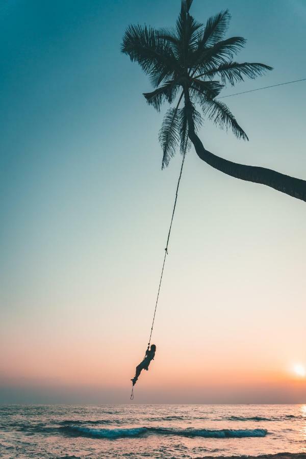 Layback Boutique Surf & Yoga Camp Sri Lanka Albergue Weligama Exterior foto